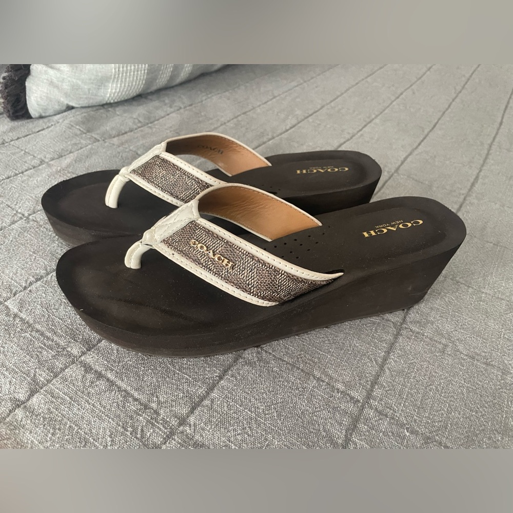 Women’s Coach Jolene Wedge Flip-Flops Sandals 7.5 Brown / tan / cream